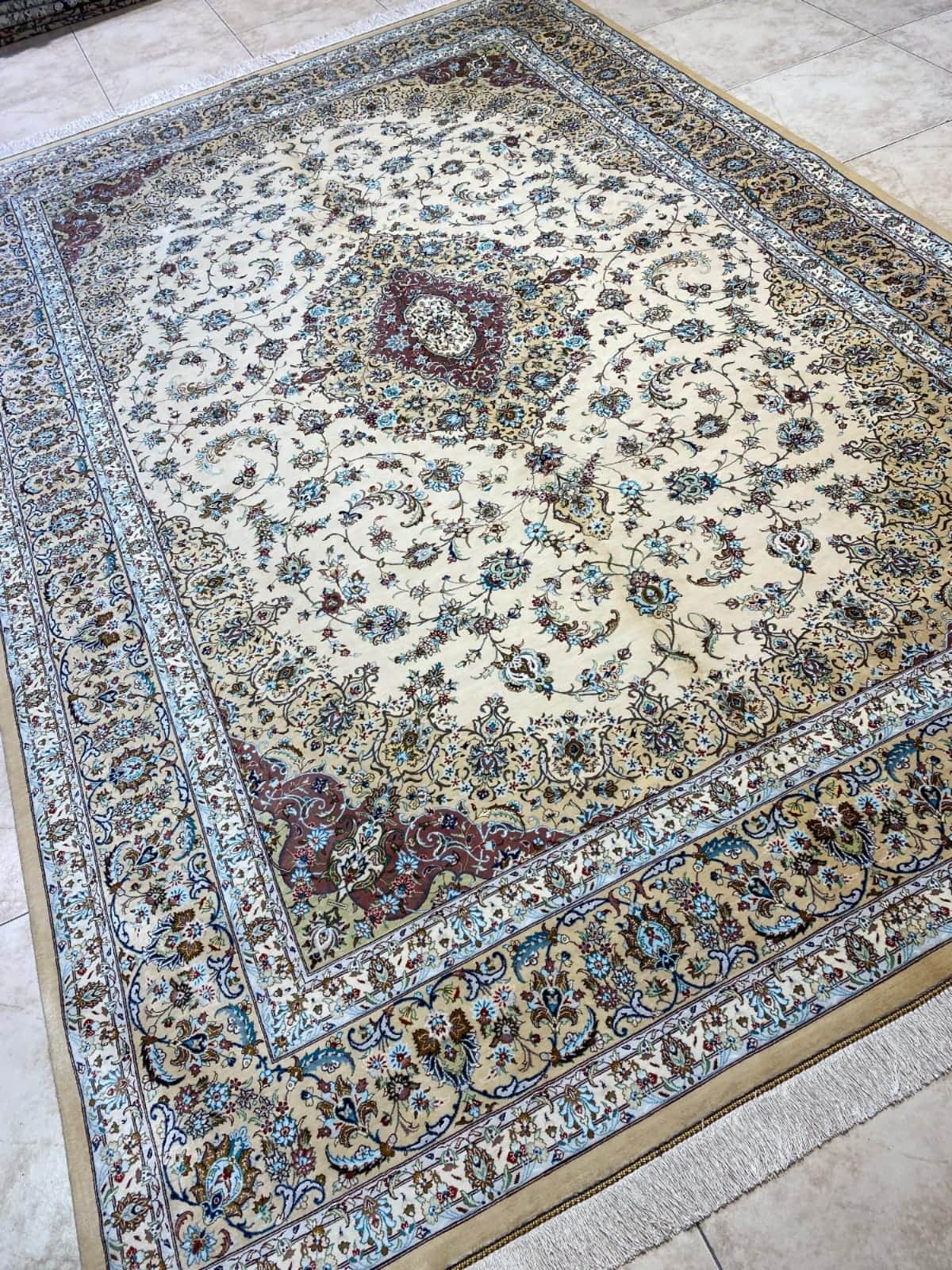 Hand-knotted Kashan silk carpet, 2 × 3 m, on the Al Malakia showroom floor