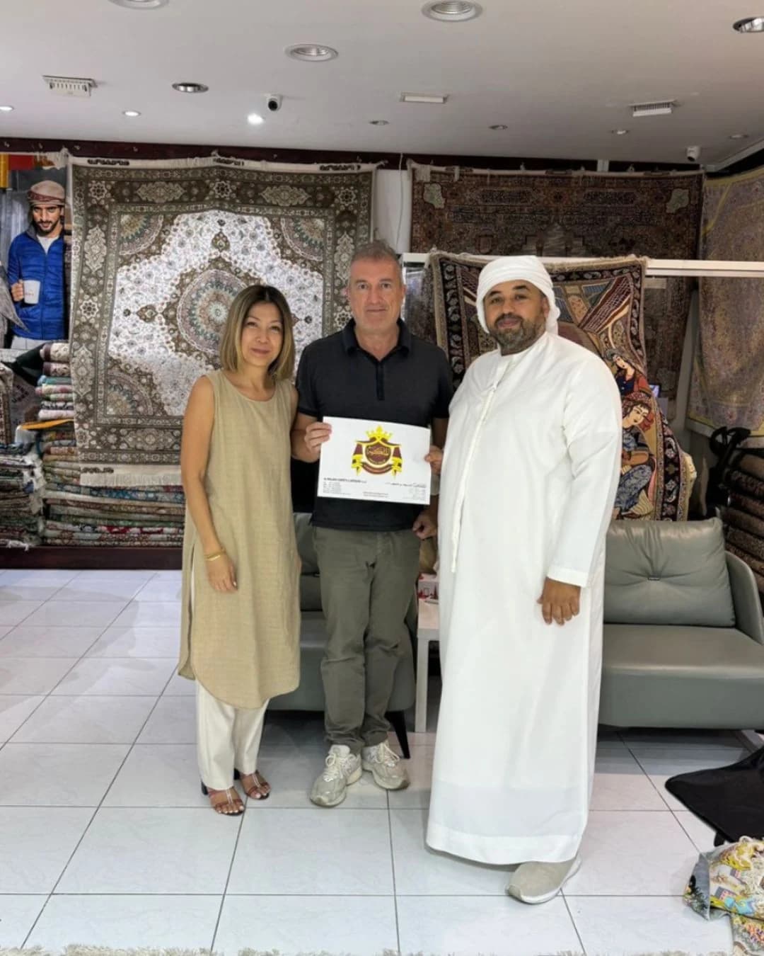 سجادة فارسية حريرية مصنوعة يدوياً في غرفة معيشة فاخرة بالإمارات — الملكية للسجاد الفارسي، الشارقة