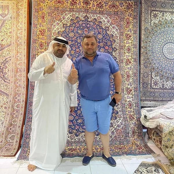لقطة مقربة لحرفة ربط السجاد الفارسي يدوياً