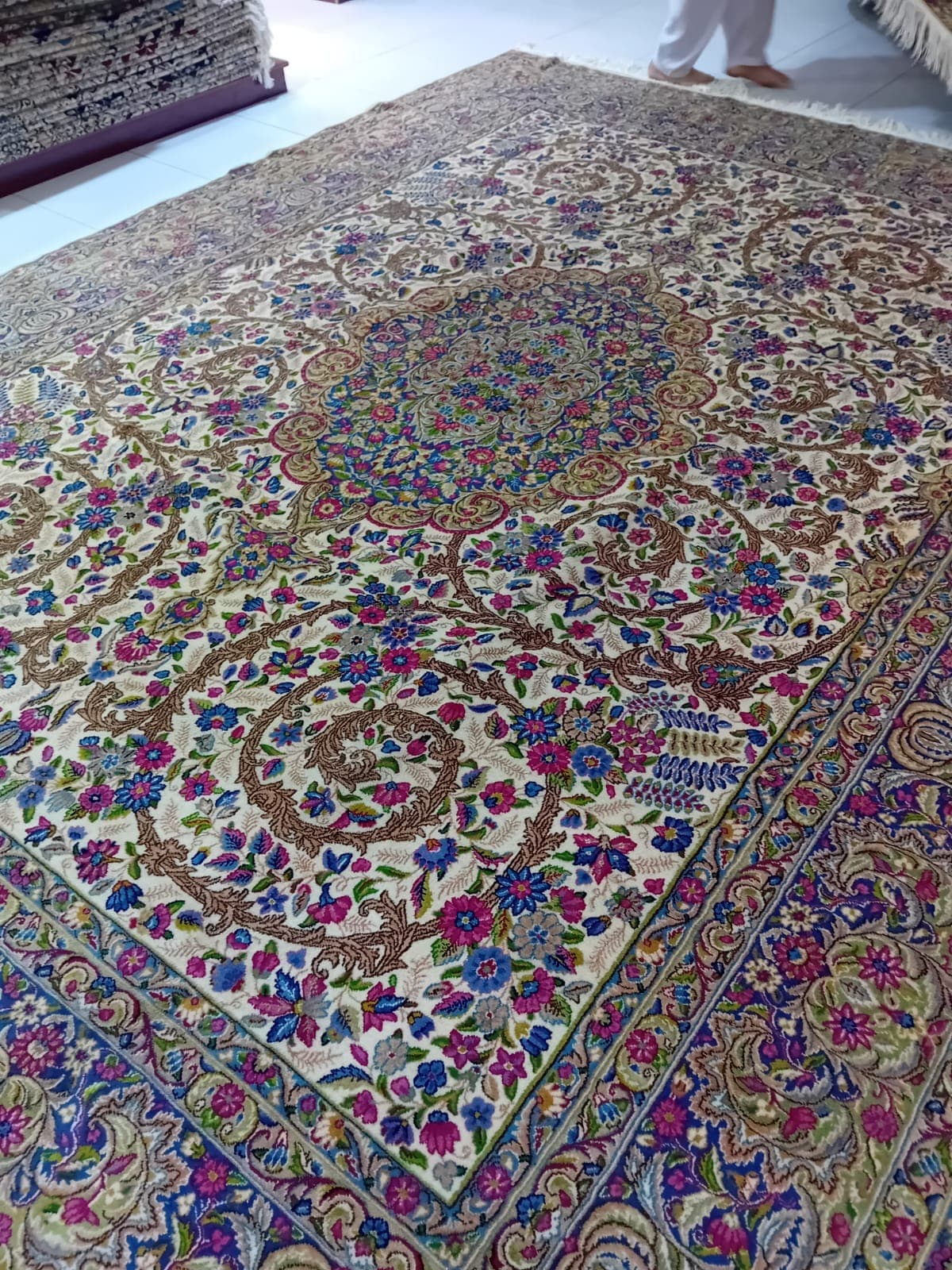 سجادة كهرمان: سجادة إيرانية يدوية الصنع عالية الجودة، أنتيك، من الحرير والصوف view 9