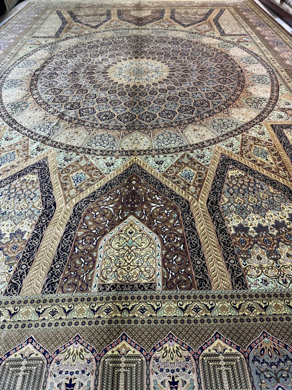 سجادة فارسية يدوية الصنع من الحرير الخالص من قم – 4m x 6m (متوفرة في الإمارات) view 3