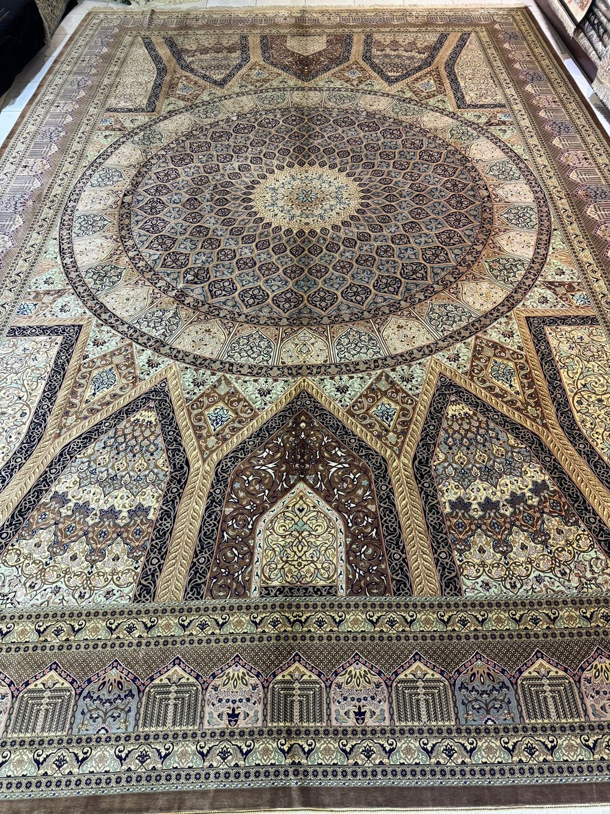 سجادة فارسية يدوية الصنع من الحرير الخالص من قم – 4m x 6m (متوفرة في الإمارات) view 4