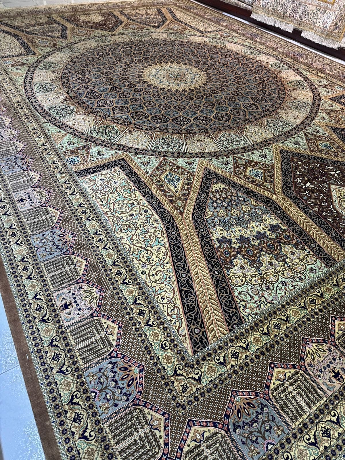 سجادة فارسية يدوية الصنع من الحرير الخالص من قم – 4m x 6m (متوفرة في الإمارات) view 5