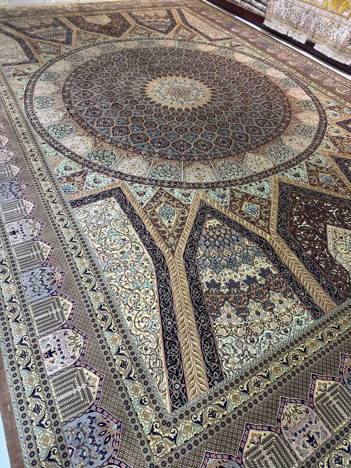 سجادة فارسية يدوية الصنع من الحرير الخالص من قم – 4m x 6m (متوفرة في الإمارات) view 7